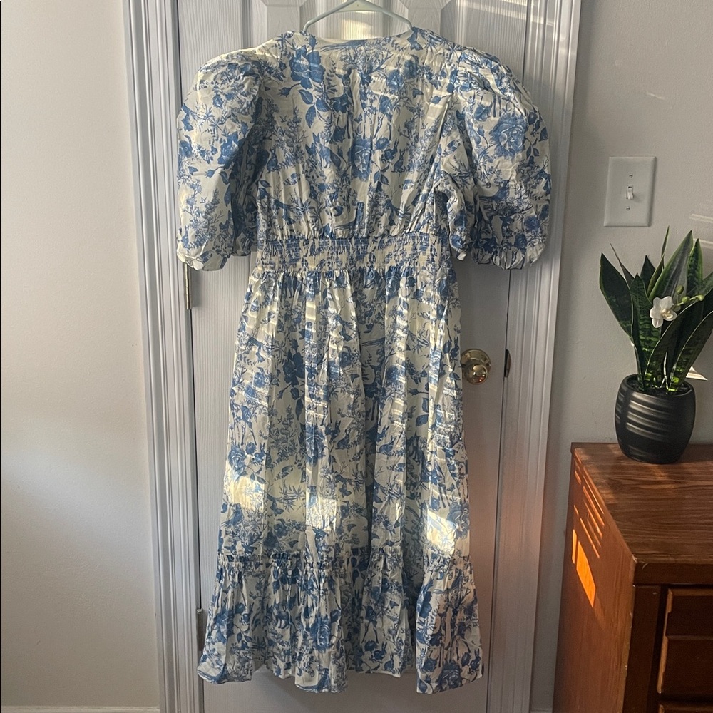 Tuckernuck Blue and White Floral Puff-Sleeve Midi Dress with V-Neck - Picture 16 of 16